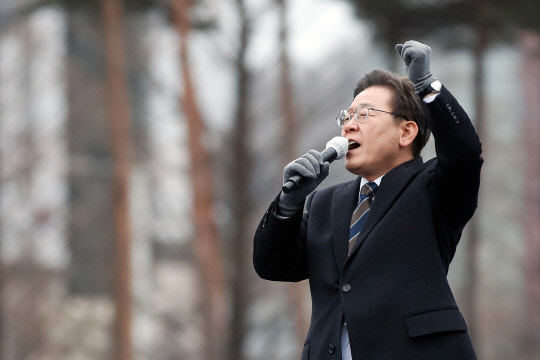 지난 2월26일 이재명 더불어민주당 대선후보가 경기도 고양시 일산문화공원에서 열린 '고양의 수도권 서북부 경제 중심지 도약을 위해!' 고양 집중 유세에서 지지를 호소하고 있다.<공동취재·연합뉴스>